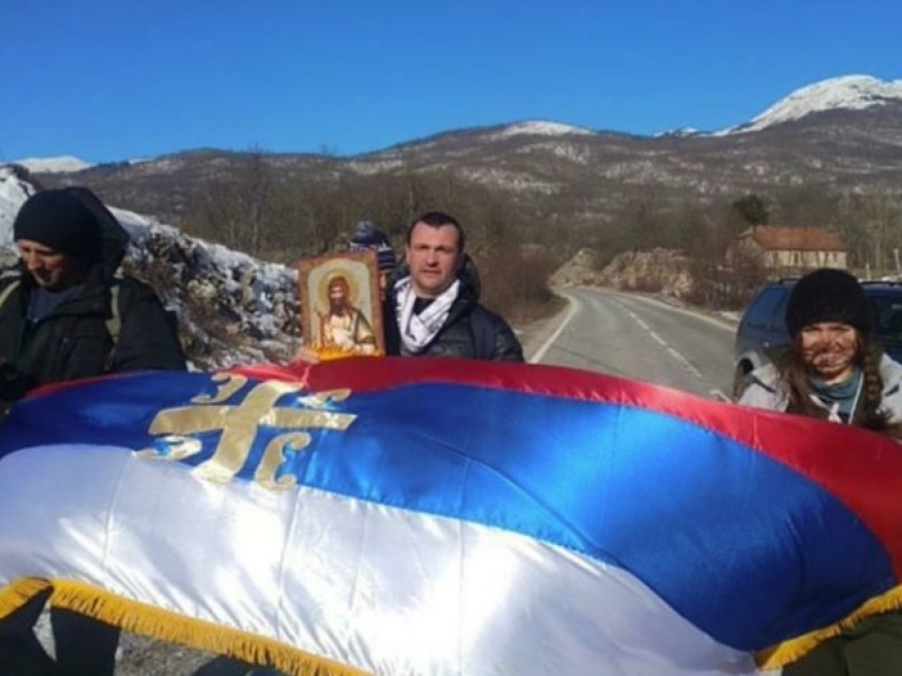 Sa ikonama i zastavom u ruci peške po snegu krenuli da brane svetinje u Nikšiću!