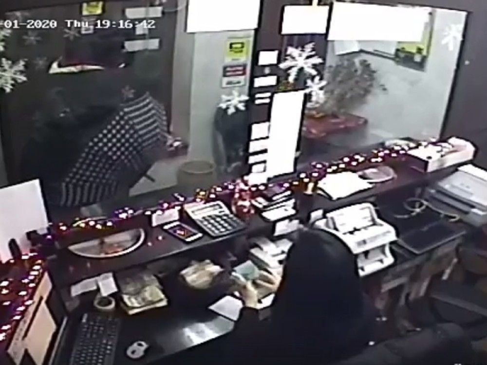 Ko je smotani pljačkaš iz Omoljice, poznat po popularnom snimku u kojem ga hapse na delu? (VIDEO)