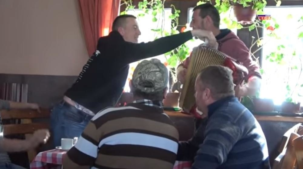 Spasioci se probijali cele noći do Ivanjice, kada su stigli do zavejane kafane, ostali su u šoku (VIDEO)