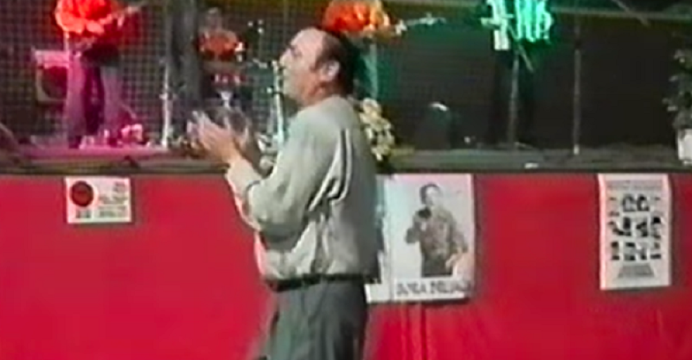 Život poznatog folk pevača obeležile su tragedije i smrt voljenih ljudi! Majku su mu strljali, brat mu je poginuo, žena izvršila samoubisvo pa usledilo i ovo...