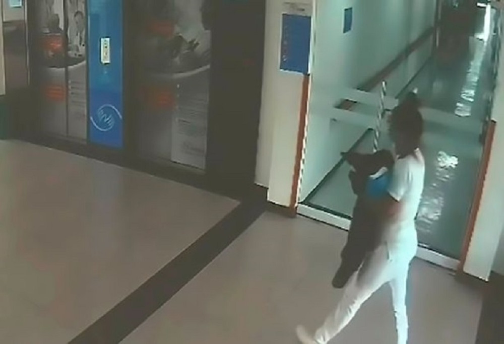Medicinska sestra snimljena kako krade bebu (VIDEO)