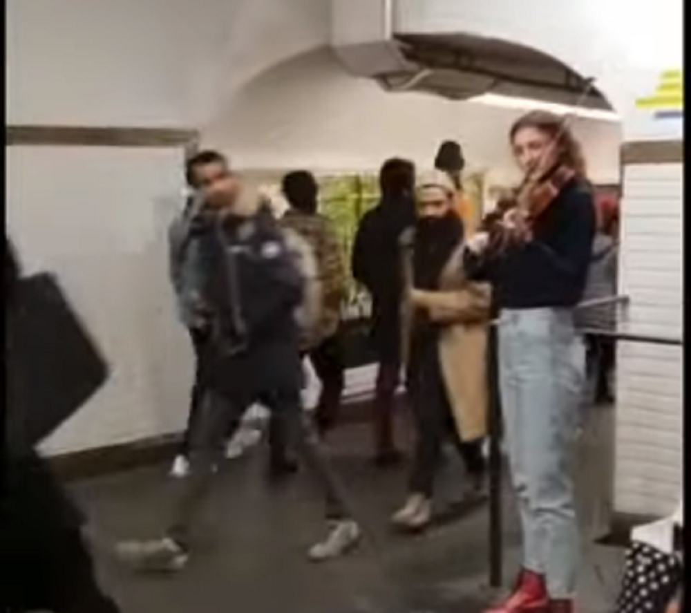 “Najskuplja srpska pesma” odzvanja najvećom železničkom stanicom na svetu (VIDEO)