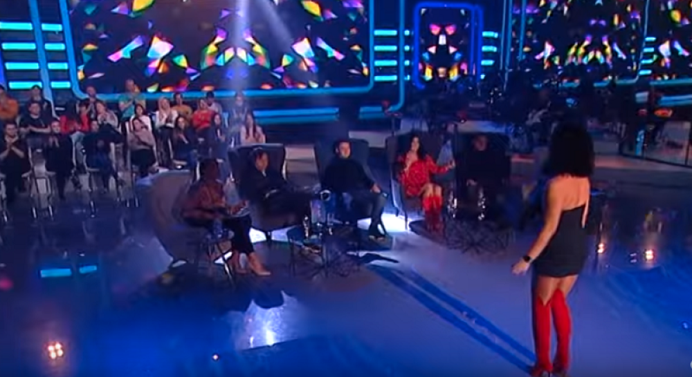 Ova pevačica ima najveće prirodne grudi na estradi! (FOTO)