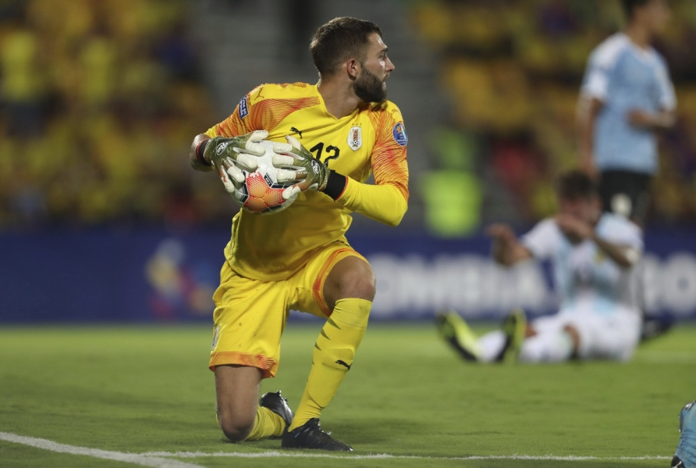 Urugvajski golman nespretno reagovao na zaprepašćenje svih na stadionu (FOTO/VIDEO)