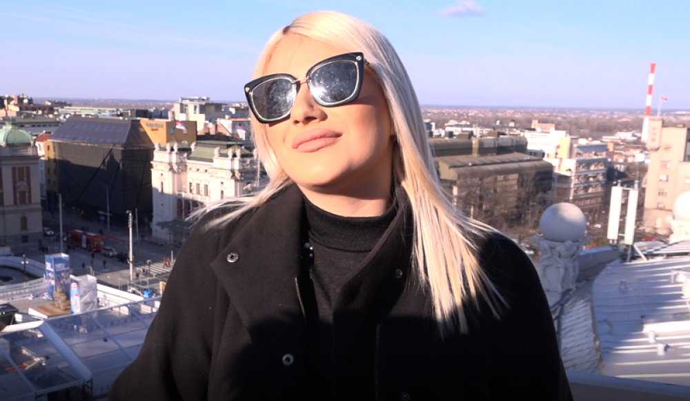 Najpoznatiju srpsku jutjuberku izboli, a ona sve prenosila kamerom! Internet izgoreo! (VIDEO)