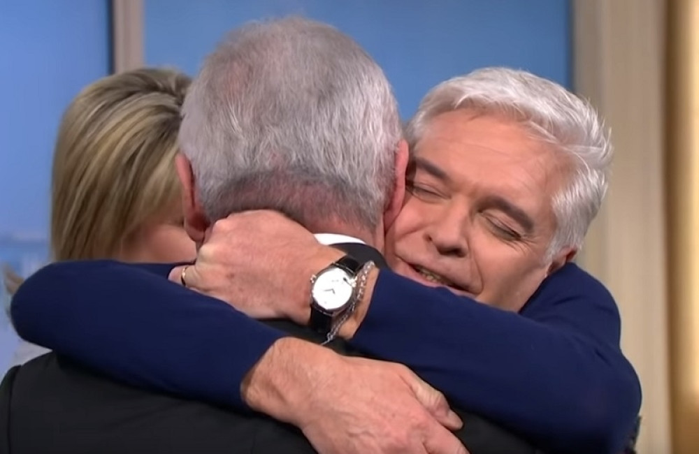 Poznati voditelj posle 27 godina braka otkrio da je gej, pa stao pred kamere: Pogledajte kako je publika reagovala! (VIDEO)