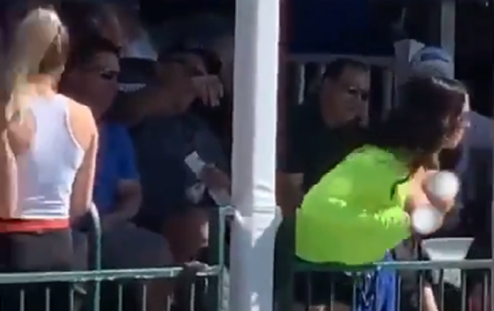 Prsata devojka se razgolitila pred sportistima, učesnici turnira nisu znali šta će sa svojim palicama (VIDEO)