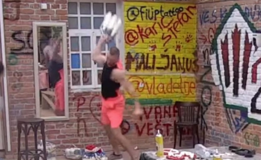 Mensur lomio sve šta je stigao! Napravio haos: Letelo perje! (VIDEO)