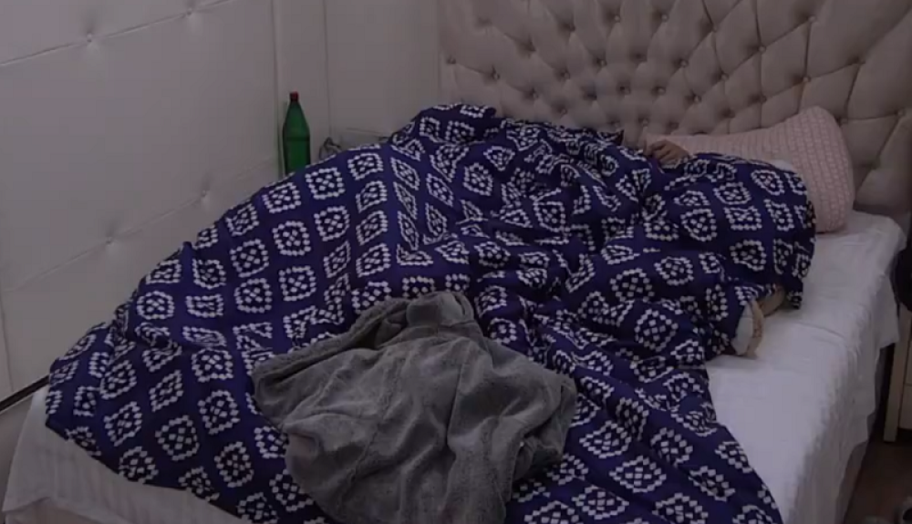 Zadrugar u akciji ispod pokrivača, garantovao da nikad neće biti se*sa pred kamerama! (VIDEO)