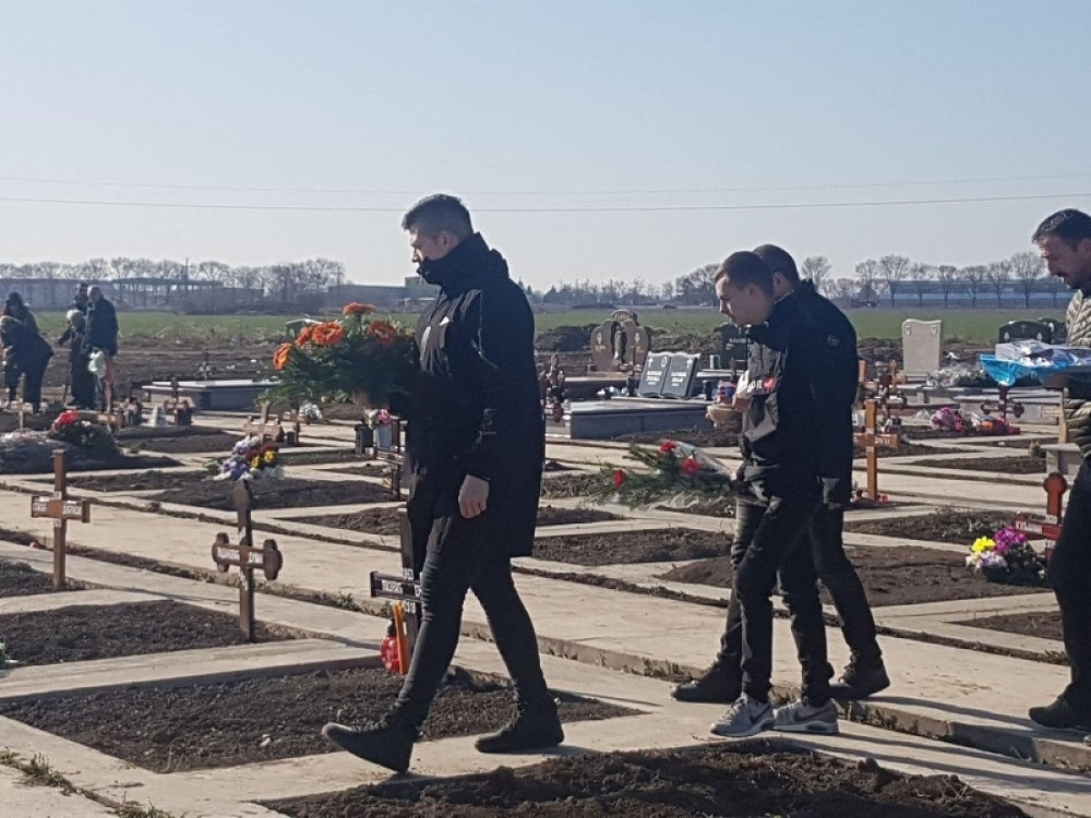 Sloba Radanović skrhan od bola povodom 40 dana od smrti oca: Devojka mu sve vreme pružala podršku na groblju! (FOTO)