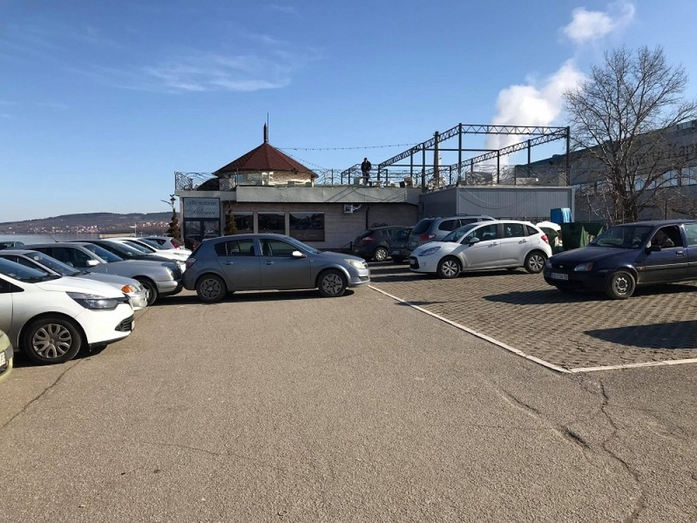 Automobil krenuo u rikverc na Adi Huji, prolaznici se hvataju za glavu: Kako mu je ovo uspelo? (FOTO)