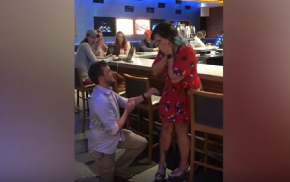 U svakom lokalu imali su isti skeč: Fiktivnom prosidbom dobijali su gratis pića svakog vikenda (VIDEO)