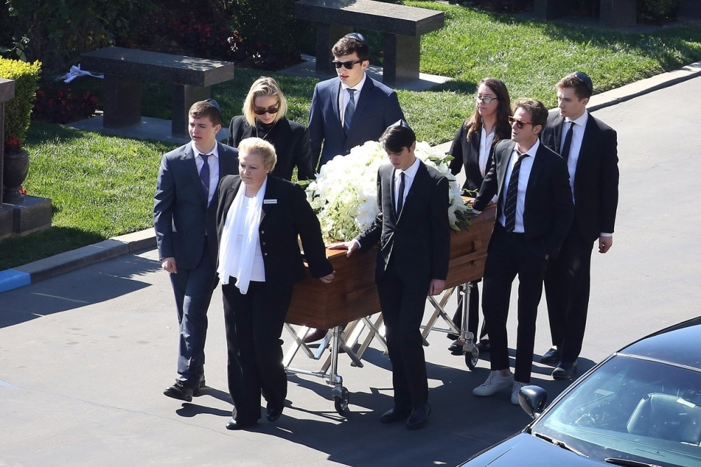 Sahranjen Kirk Daglas: Stogodišnja udovica klonula od tuge (FOTO)