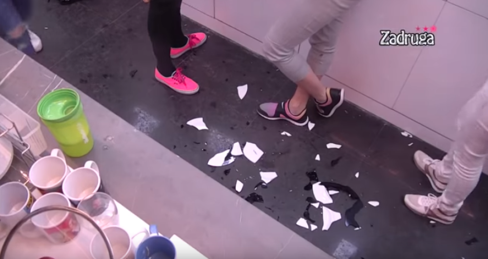 Srča letela na sve strane: Zadrugarka nije mogla da se smiri (VIDEO)