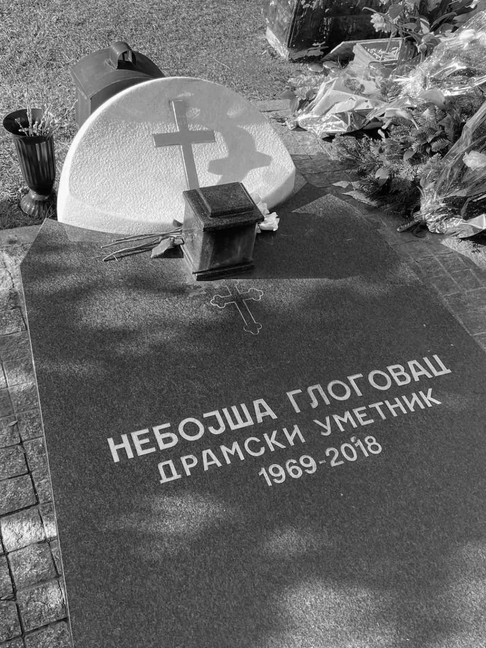 Nakon dve godine od smrti Glogovca, tuga ne jenjava! Njegova udovica se oglasila porukom koja ledi krv u venama (FOTO)