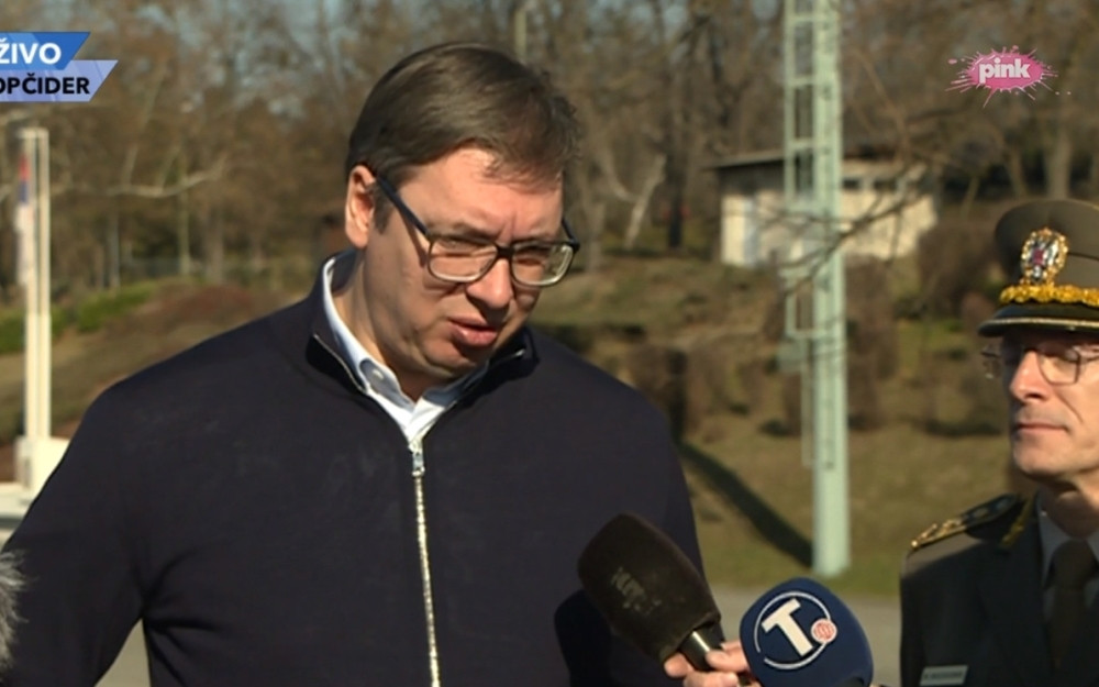 "Pasulj je bio odličan. Cvekla super". Predsednik probao specijalitet naše armije, a onda najavio veće plate