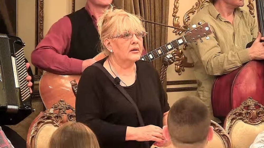 Vremešna Radmila nije odolela! Zavapila i tražila ga pred celom vilom "Parova"!