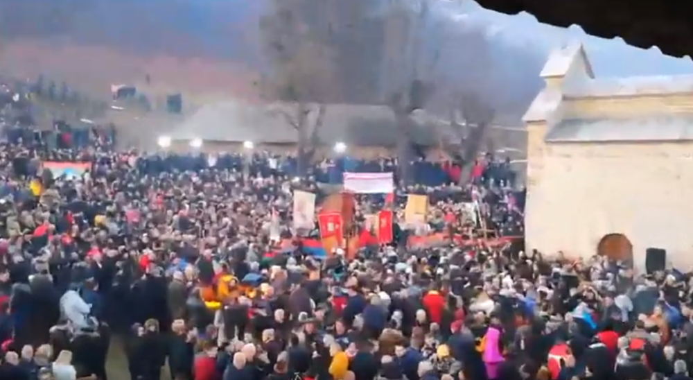 Kilometarske kolone vernika, u rukama nose slike heroja sa Košara