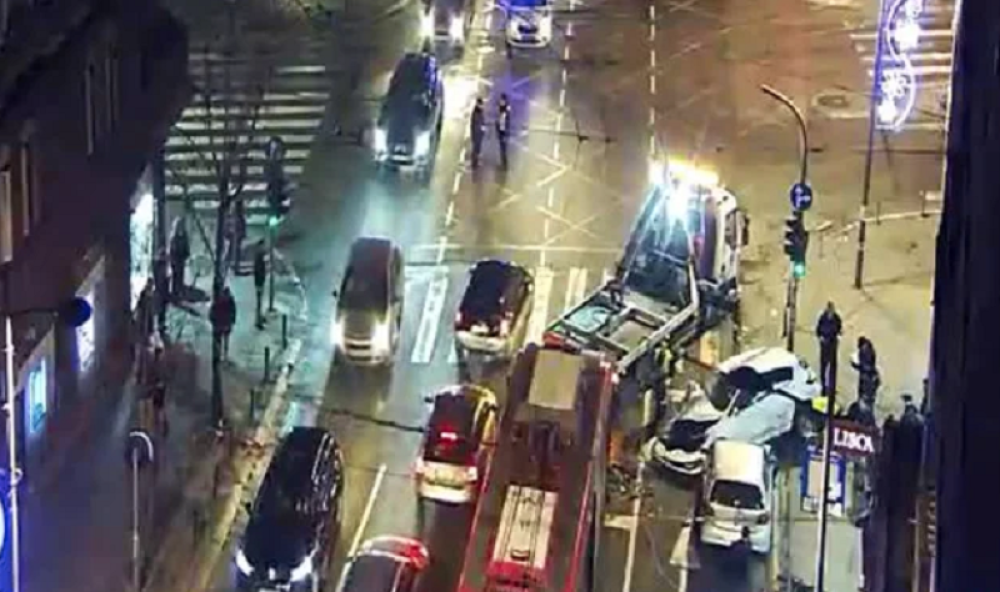 Automobil udario u trolejbus, pa onda u drugo vozilo! Ima povređenih (FOTO)