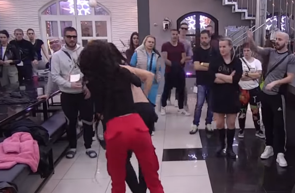 "Smrduljo, j*bem ti mater!" Užas u "Zadruzi" - udarac u glavu, pa žestok okršaj! (VIDEO)