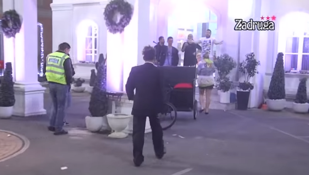 "J*bem ti majku koja te se odrekla!" Zadrugar lomio sve pred sobom, pa nasrnuo na nju! (VIDEO)