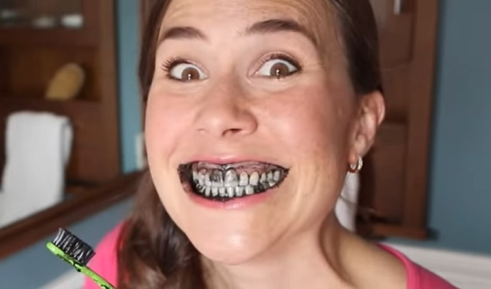 Izgleda jezivo, ali posle ovog zubi izgledaju blistavo beli za samo 3 minuta! (VIDEO)