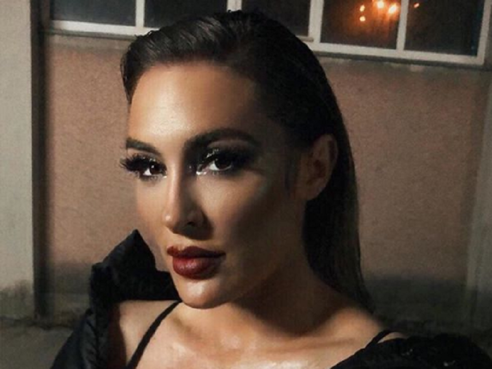 "Kao zvezda filmova za odrasle!" Senidah izbacila ogromne grudi, ali svi joj gledaju u glavu! (FOTO)