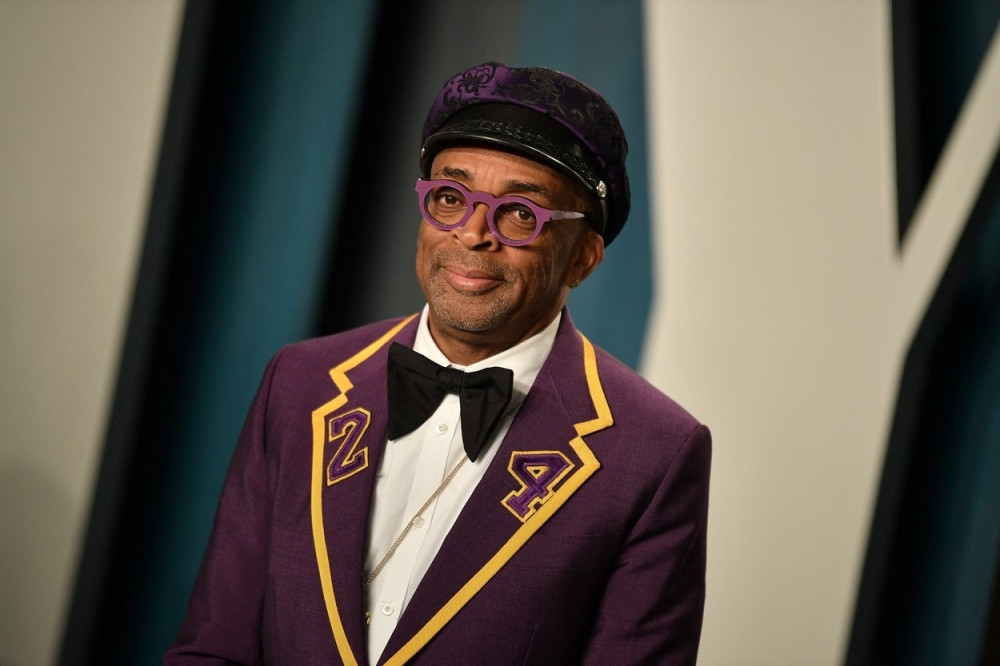 Čuveni reditelj Spajk Li pojavio se na crvenom tepihu u patikama, a detalj na reveru i leđima je svima privukao paznju!