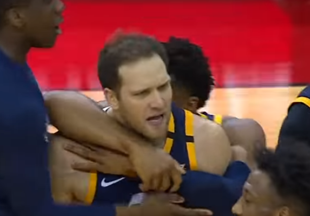 Dok su ga saigrači držali jedva obuzdavao emocije: Nema načina da se to prevede (VIDEO)