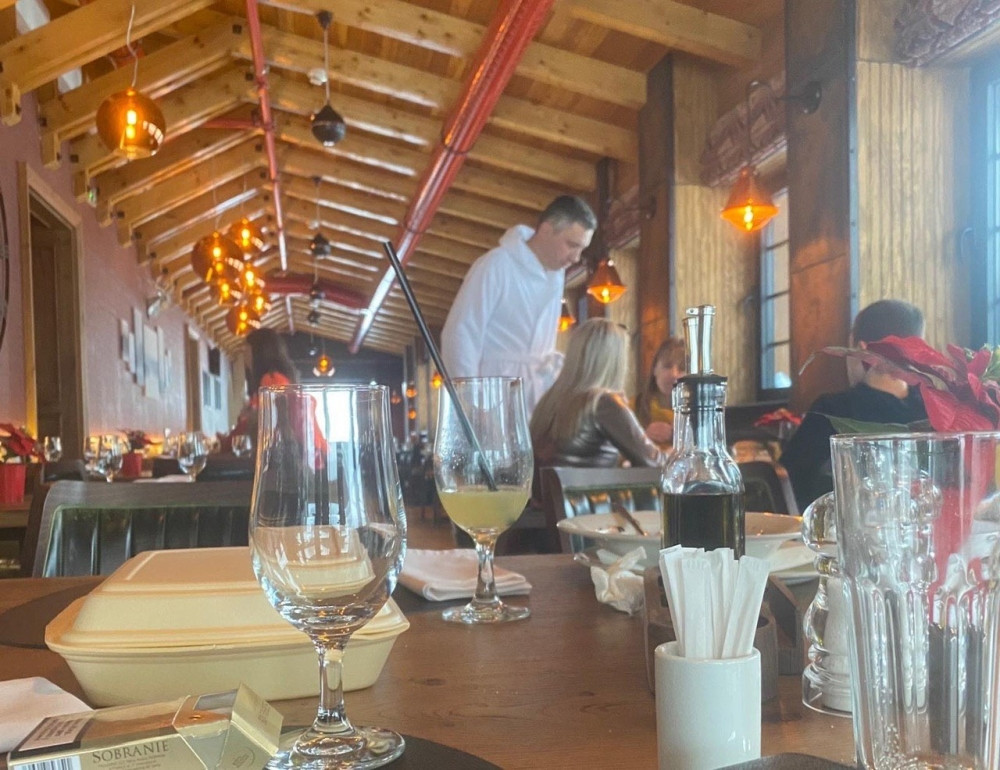 Po elitnom restoranu šetka se u bade mantilu