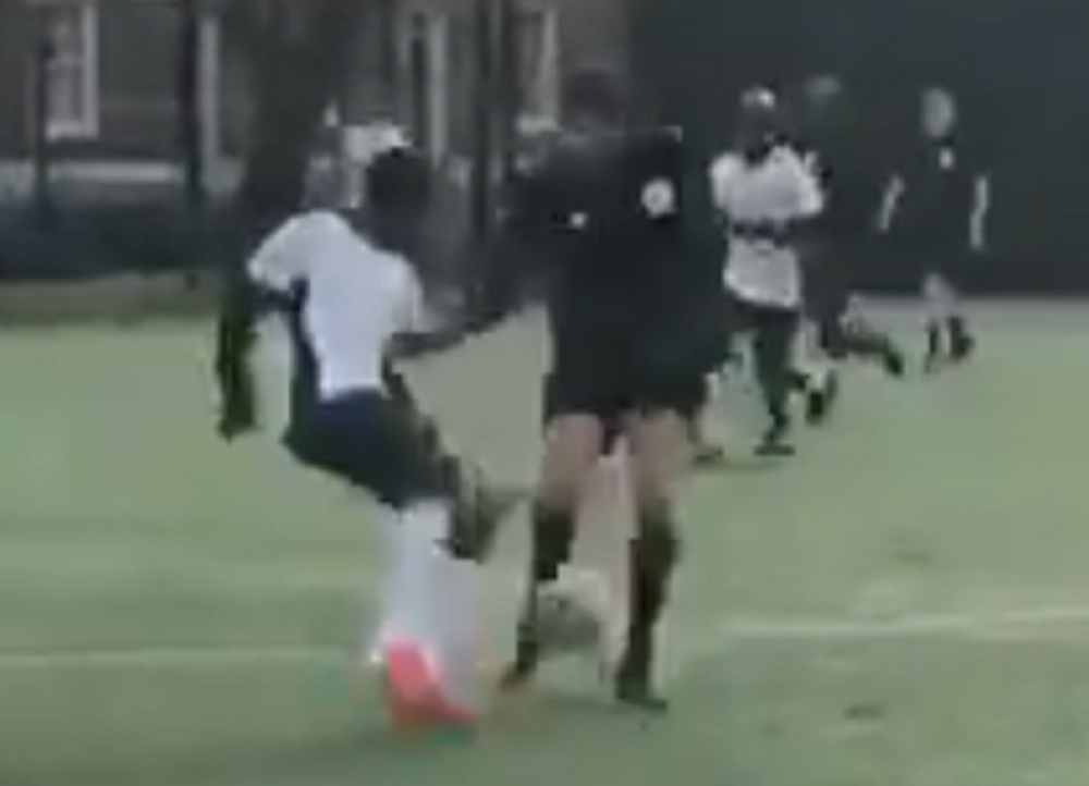 Nekada najbolji fudbaler sveta se poigravao po engleskim travnjacima, a onda ga izblamirao fizikalac (VIDEO)