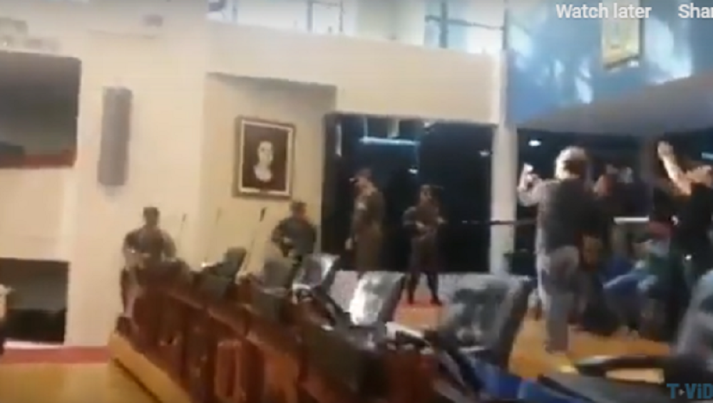 Naoružani policajci i vojnici u parlament (VIDEO)