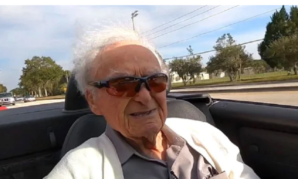 Tikomir iz Ivanjice ima 93 godine i uživa u brzoj vožnji u crvenom mercedesu