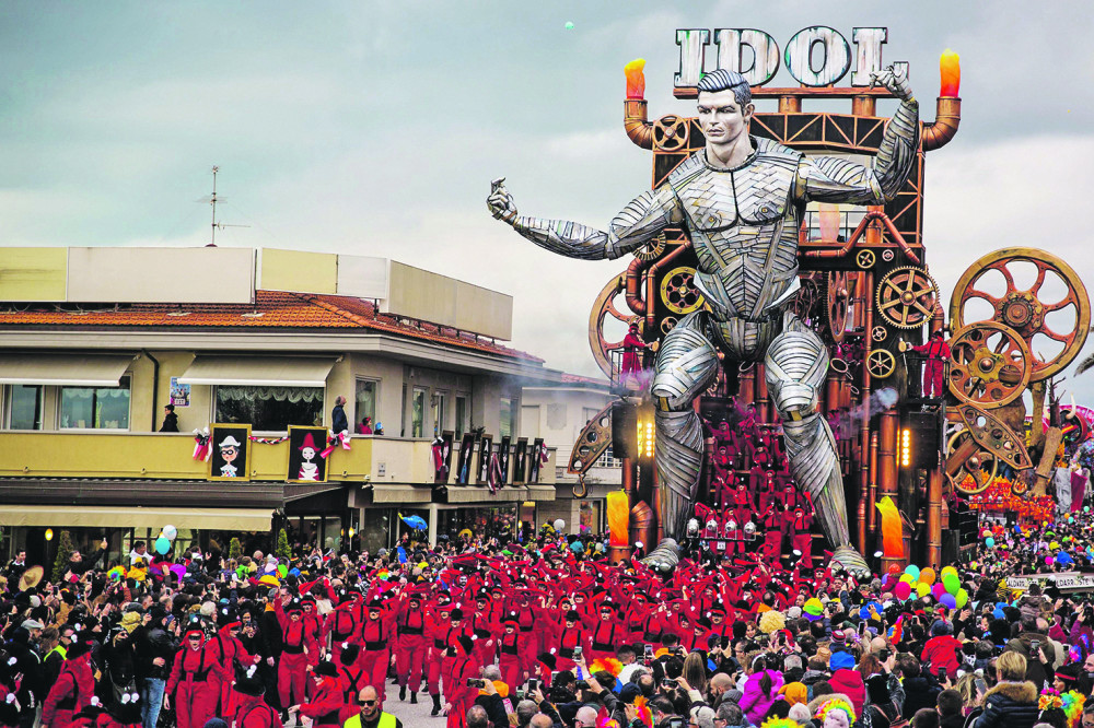 Slavu portugalskog fudbalera koriste širom Evrope! Ronaldo od čelika i čokolade!