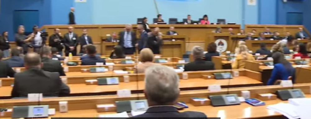 U partiji vri kao u loncu, poslanici podivljali, traže ostavku Petra Đokića