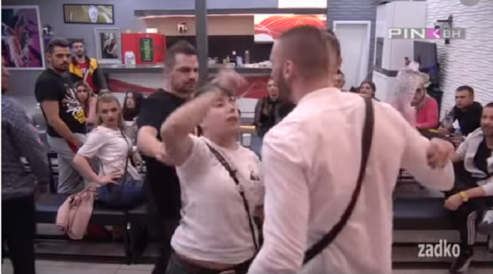 Orila se Bela kuća u kasne sate: Matora krenula pesnicom u glavu na njega (VIDEO)