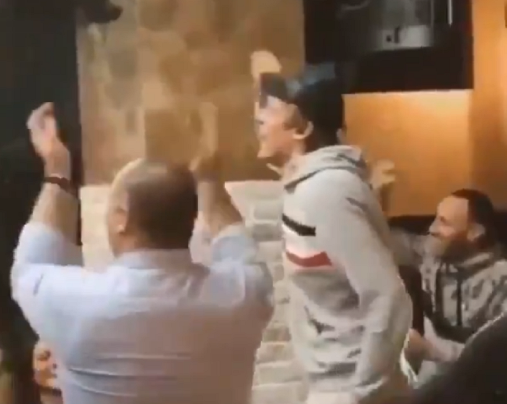 Pesma o crveno-belima se orila, a on đuska i peva iz sveg glasa! Dobro se zamerio "Delijama" (VIDEO)