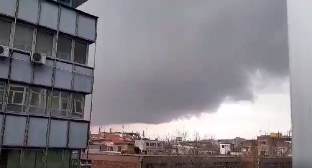 Pljusak praćen jakim olujnim vetrom zasuo Beograd (VIDEO)