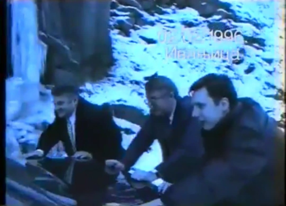 Isplivao antologijski snimak Vučića i Šešelja, pogledajte šta su radili kada su ostali zavejani na putu prema kafani "Golija" (VIDEO)