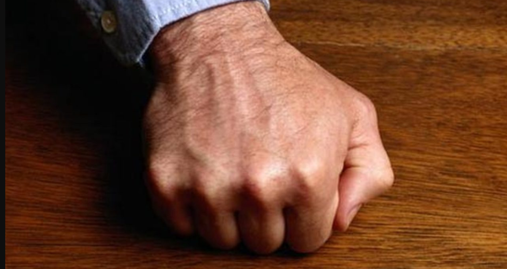 Kucanje u drvo je običaj koji je veoma rasprostranjen, a malo ljudi zna kako je nastao