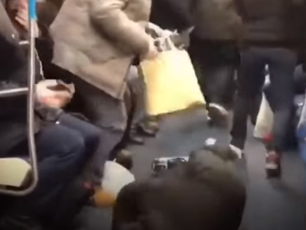 Putnici pokušali da pomognu mladiću, a onda su čuli da je koronavirus u pitanju - počela je panika! (VIDEO)