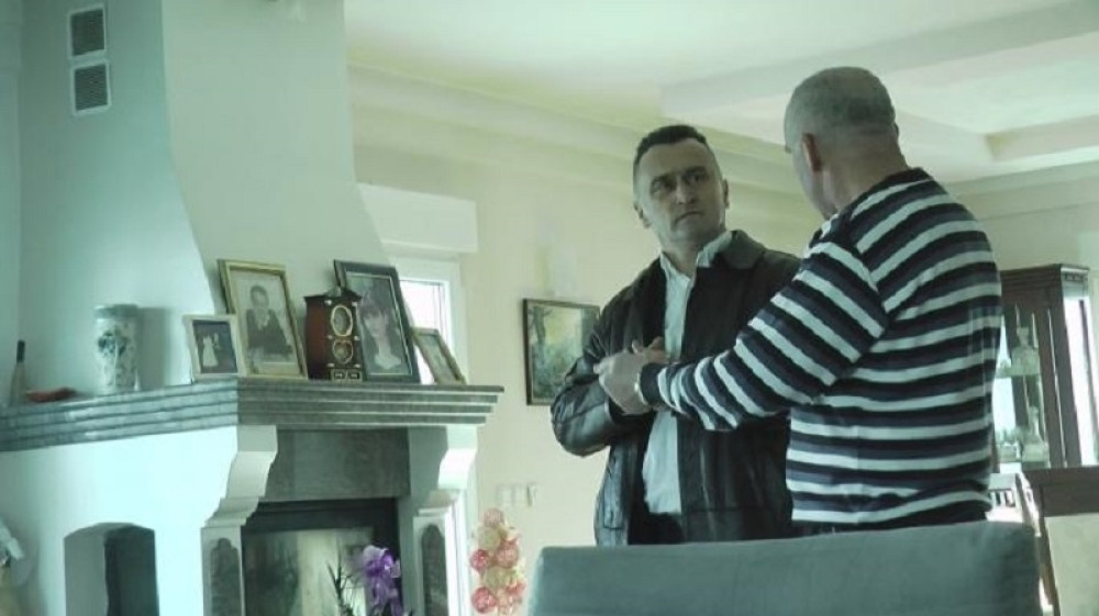 Ljubomorni muškarci ga mole za pomoć, traže od njega čak i da uhodi ljubavnice