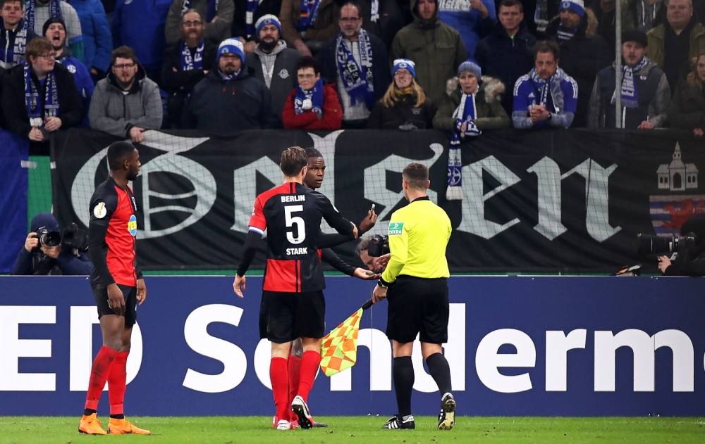 Šalke oštro kažnjen zbog rasističkih ispada njegovih navijača (FOTO)