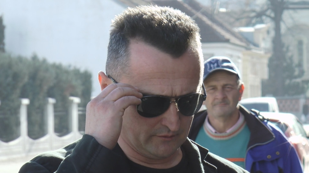 Dugačak kaput, šešir, naočare i probušene novine.. Mileta vreba iza svakog ugla, a onda klijentima saopštava najgore vesti