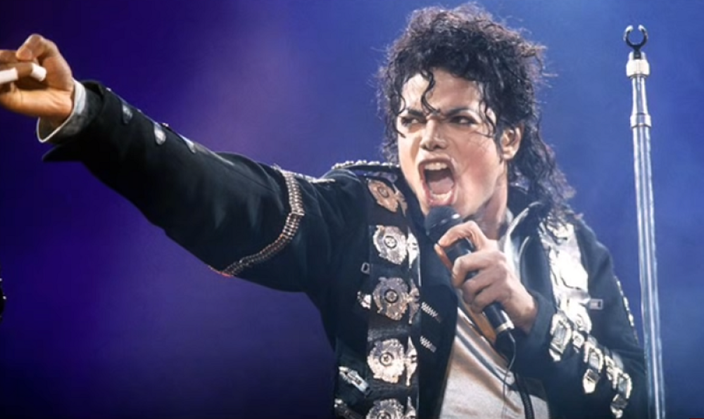 Ono što su detektivi pronašli na mestu smrti kralja popa ledi krv u žilama!