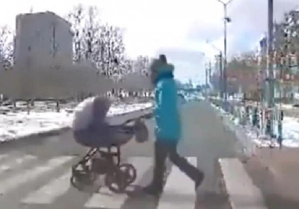 Na snimku se vidi kako pijani vozač pri punoj brzini raznosi kolica u kojim je bila beba (UZNEMIRUJUĆI VIDEO)