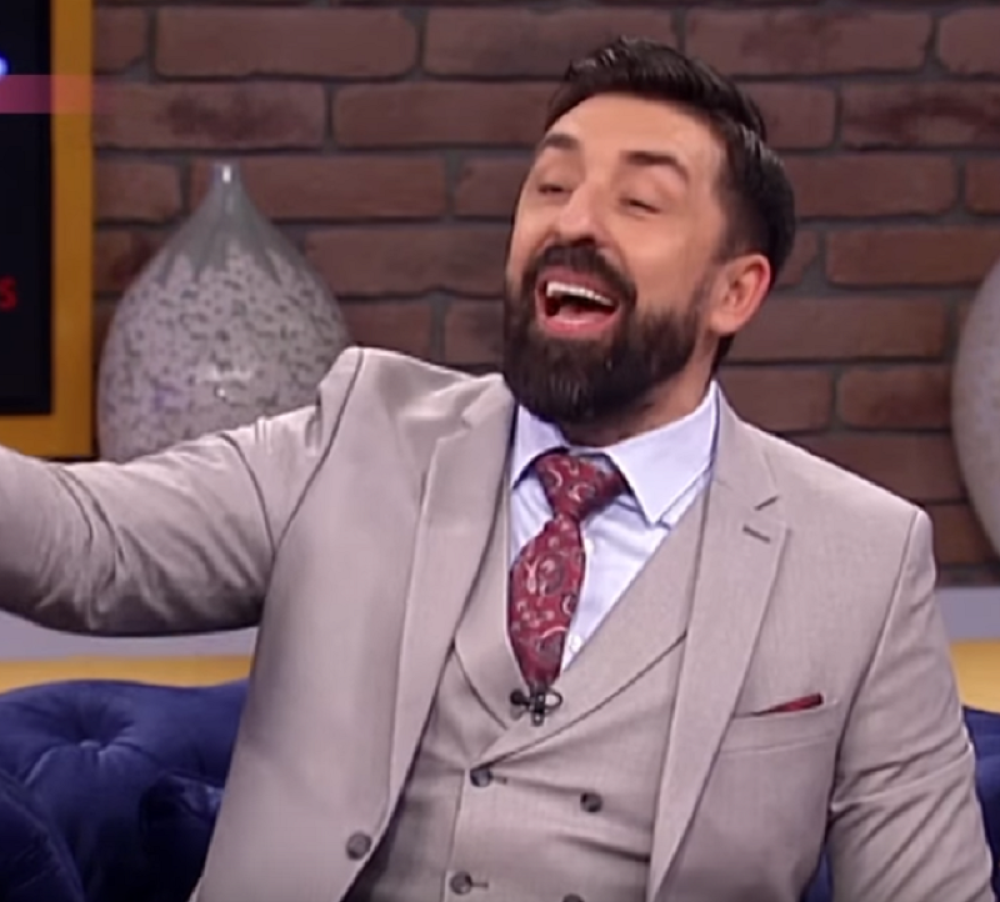 U "Amidži šou" ušetala kontroverzna starleta: Poklon koji je donela Ognjena ostavio bez reči! (FOTO)