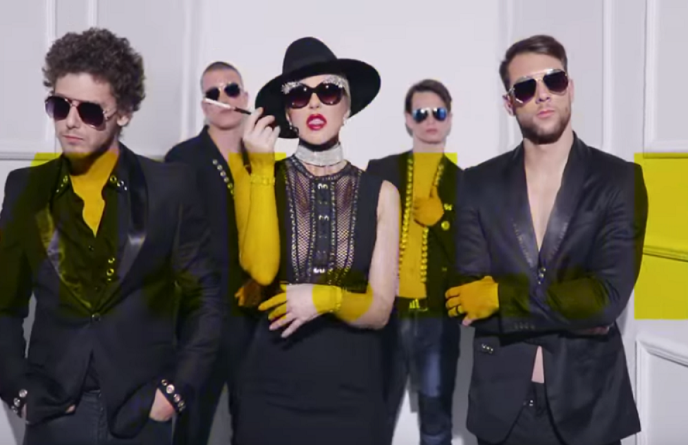 Napušteni šetaju ulicama grada! Pevačica poručila: "Treba i njih da hranimo!"