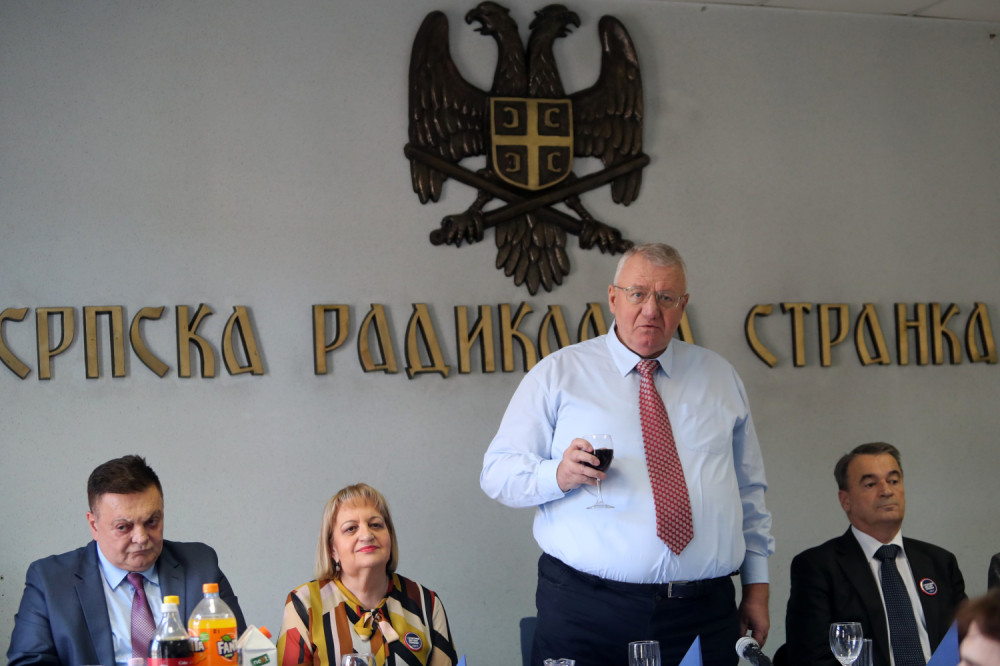 Tamburaši zasvirali svima znanu pesmu, lider SRS ustao, dohvatio čašu, pogledajte kako je proslavio (VIDEO)