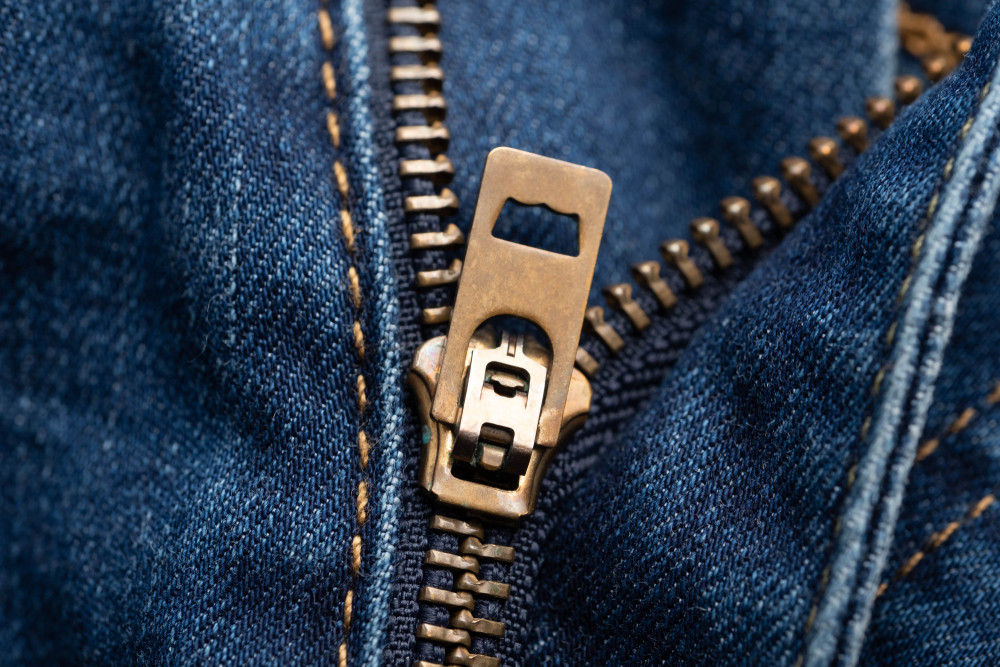 Popravite rajsferšlus za 10 sekundi, a sve što vam treba je viljuška! Trik za kojim su svi poludeli! (VIDEO)